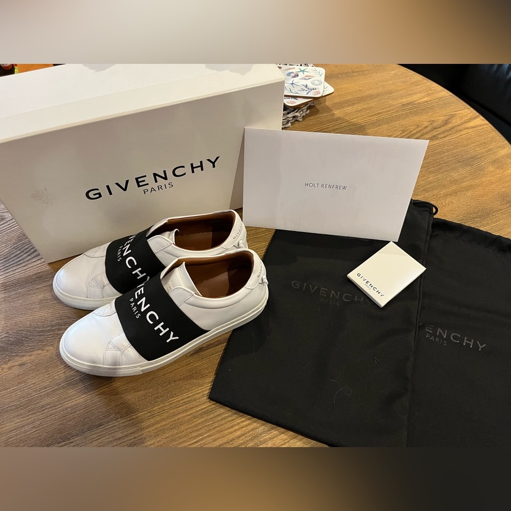 Authentic Givenchy Logo sneakers